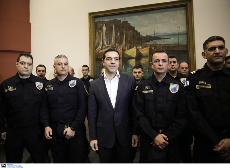 «Eπέδειξες ψυχραιμία και η ψυχραιμία είναι γενναιότητα» είπε ο Τσίπρας στον κυβερνήτη του «Γαύδος» [εικόνες] | iefimerida.gr 3