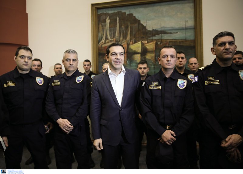 «Eπέδειξες ψυχραιμία και η ψυχραιμία είναι γενναιότητα» είπε ο Τσίπρας στον κυβερνήτη του «Γαύδος» [εικόνες] | iefimerida.gr 2