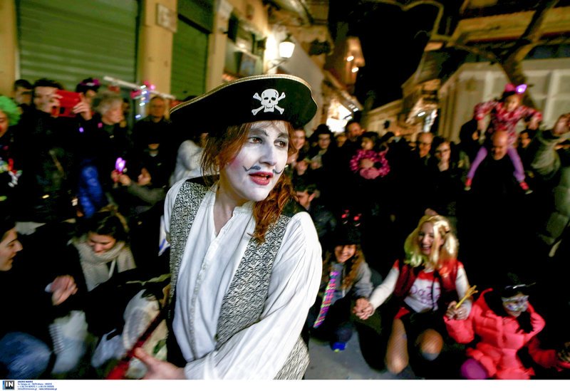 Η Πλάκα φόρεσε τα... καλά της -Καρναβαλιστές παρήλασαν στο αποκριάτικο γλέντι [εικόνες] | iefimerida.gr 15