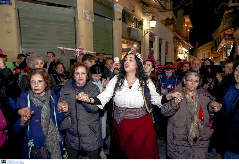 Η Πλάκα φόρεσε τα... καλά της -Καρναβαλιστές παρήλασαν στο αποκριάτικο γλέντι [εικόνες] | iefimerida.gr 14