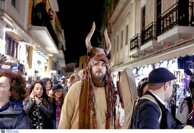 Η Πλάκα φόρεσε τα... καλά της -Καρναβαλιστές παρήλασαν στο αποκριάτικο γλέντι [εικόνες] | iefimerida.gr 13