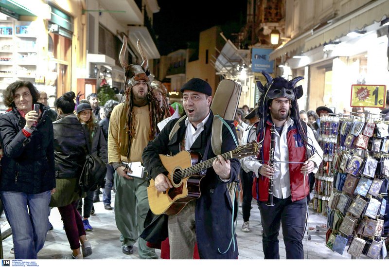 Η Πλάκα φόρεσε τα... καλά της -Καρναβαλιστές παρήλασαν στο αποκριάτικο γλέντι [εικόνες] | iefimerida.gr 12
