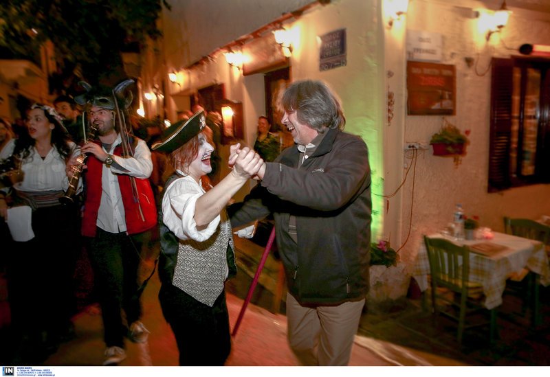Η Πλάκα φόρεσε τα... καλά της -Καρναβαλιστές παρήλασαν στο αποκριάτικο γλέντι [εικόνες] | iefimerida.gr 11