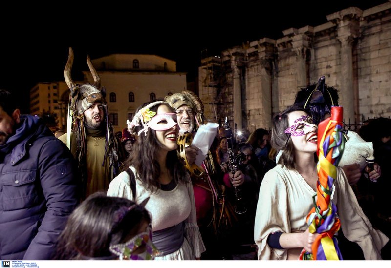 Η Πλάκα φόρεσε τα... καλά της -Καρναβαλιστές παρήλασαν στο αποκριάτικο γλέντι [εικόνες] | iefimerida.gr 9