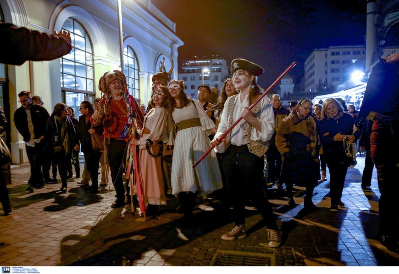 Η Πλάκα φόρεσε τα... καλά της -Καρναβαλιστές παρήλασαν στο αποκριάτικο γλέντι [εικόνες] | iefimerida.gr 8