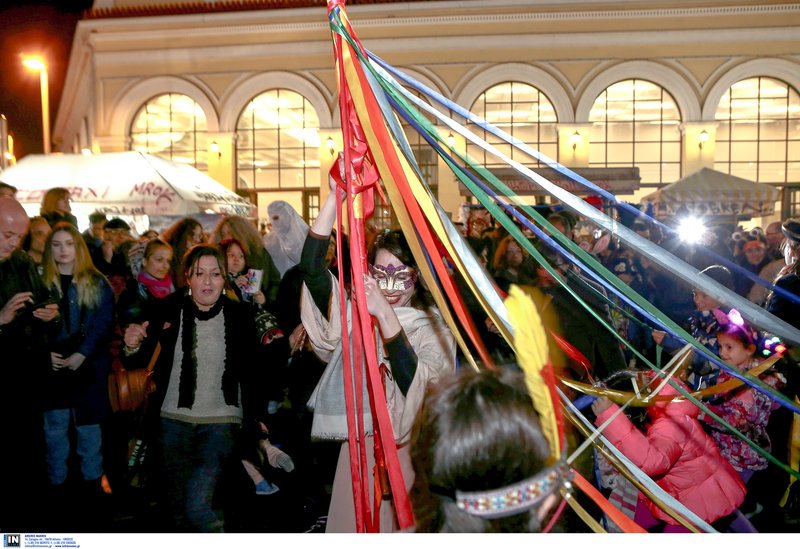 Η Πλάκα φόρεσε τα... καλά της -Καρναβαλιστές παρήλασαν στο αποκριάτικο γλέντι [εικόνες] | iefimerida.gr 3