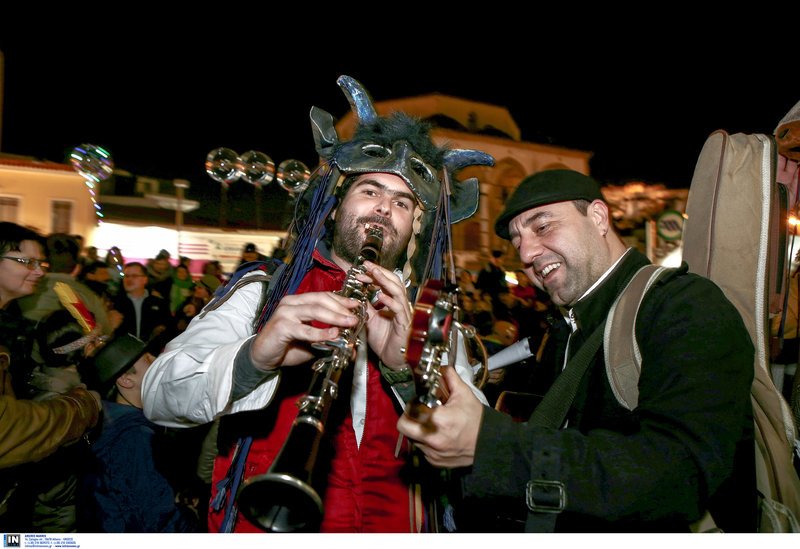 Η Πλάκα φόρεσε τα... καλά της -Καρναβαλιστές παρήλασαν στο αποκριάτικο γλέντι [εικόνες] | iefimerida.gr 2