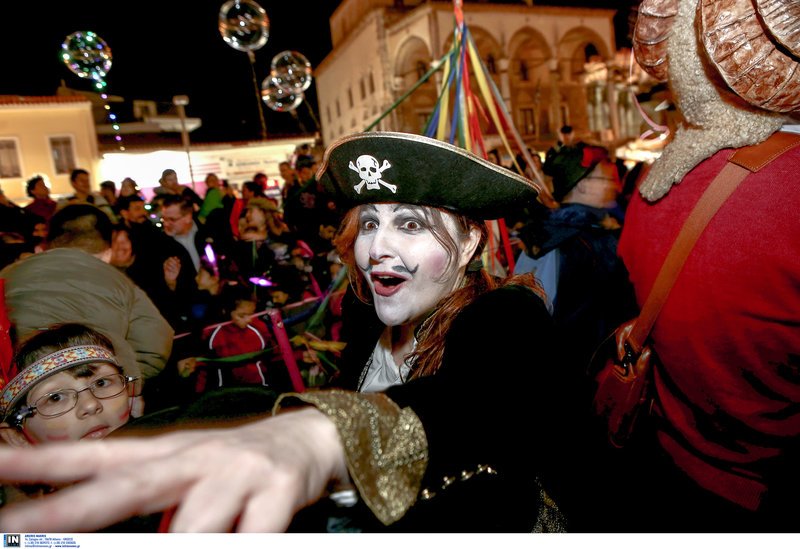 Η Πλάκα φόρεσε τα... καλά της -Καρναβαλιστές παρήλασαν στο αποκριάτικο γλέντι [εικόνες] | iefimerida.gr 1