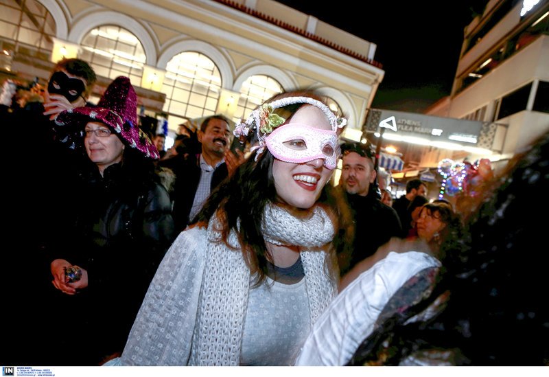Η Πλάκα φόρεσε τα... καλά της -Καρναβαλιστές παρήλασαν στο αποκριάτικο γλέντι [εικόνες] | iefimerida.gr 0