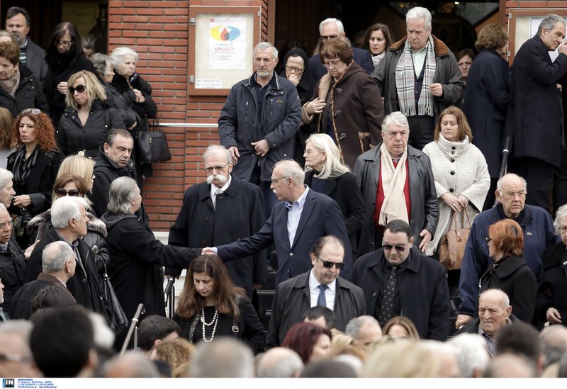 Το τελευταίο αντίο στη σύζυγο του Σωκράτη Φάμελλου, Καλλιόπη Καραγιαννίδου [εικόνες] | iefimerida.gr 1