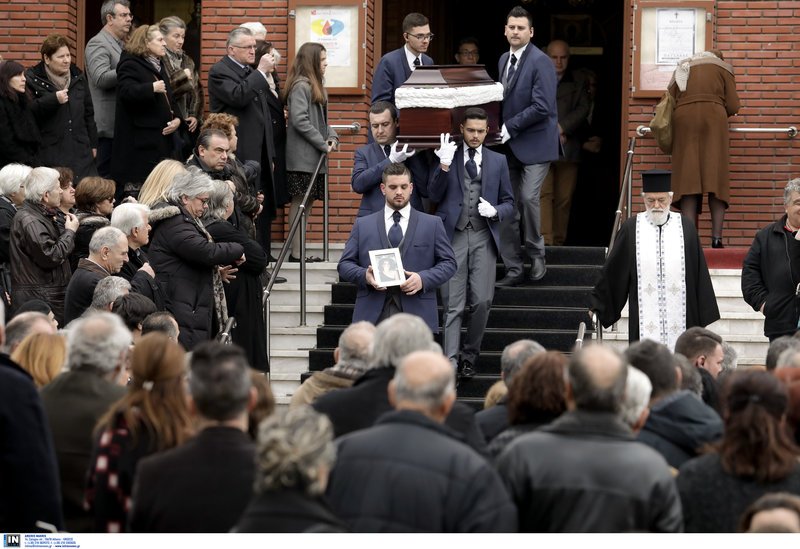 Το τελευταίο αντίο στη σύζυγο του Σωκράτη Φάμελλου, Καλλιόπη Καραγιαννίδου [εικόνες] | iefimerida.gr 4