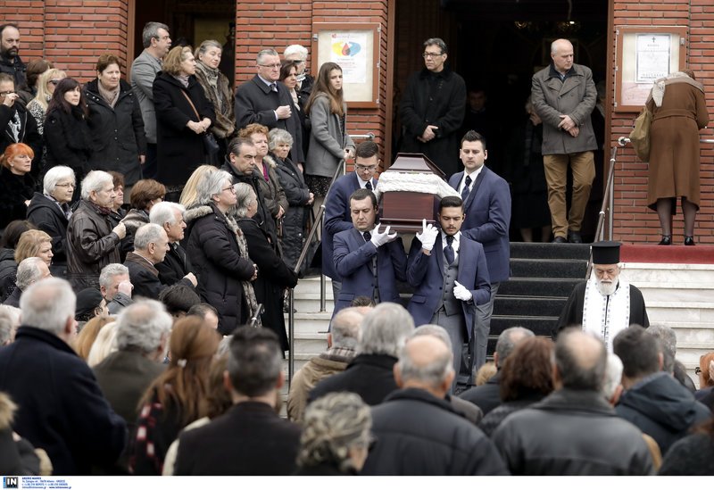 Το τελευταίο αντίο στη σύζυγο του Σωκράτη Φάμελλου, Καλλιόπη Καραγιαννίδου [εικόνες] | iefimerida.gr 5