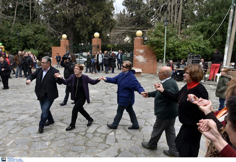 Ο Κουτσούμπας έσυρε το χορό στο Χαϊδάρι [εικόνες] | iefimerida.gr 0