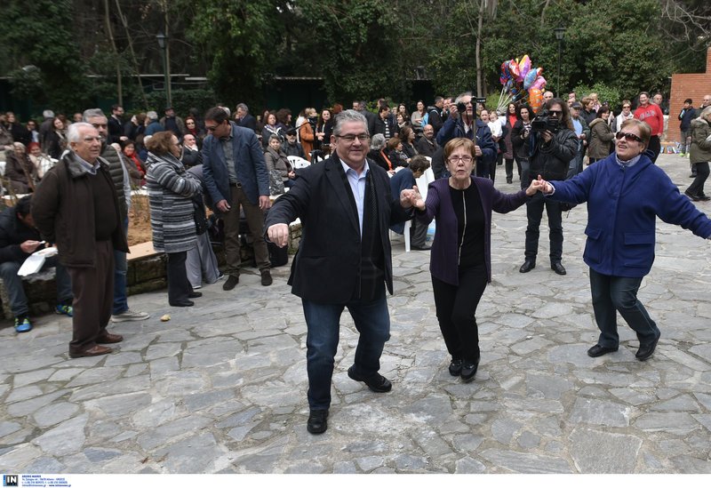 Ο Κουτσούμπας έσυρε το χορό στο Χαϊδάρι [εικόνες] | iefimerida.gr 1