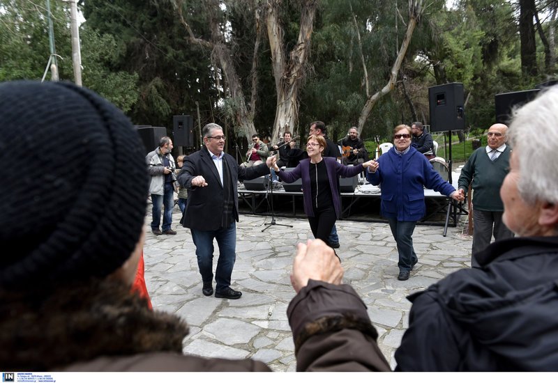 Ο Κουτσούμπας έσυρε το χορό στο Χαϊδάρι [εικόνες] | iefimerida.gr 3