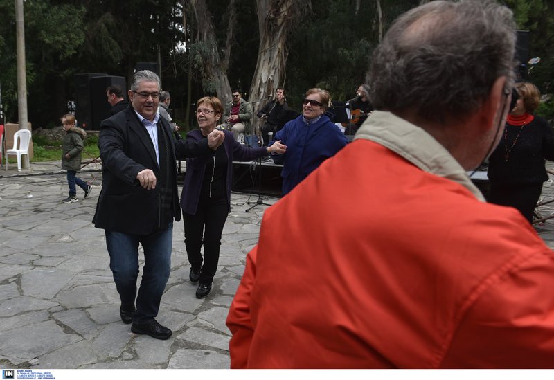 Ο Κουτσούμπας έσυρε το χορό στο Χαϊδάρι [εικόνες] | iefimerida.gr 2