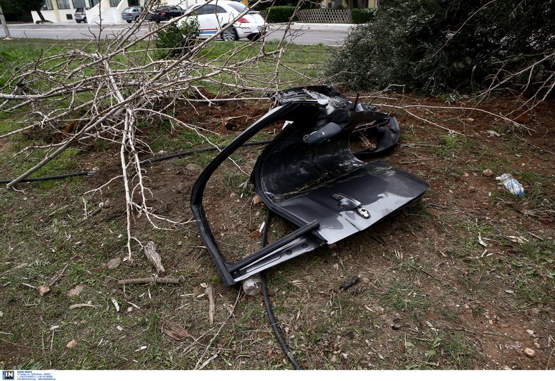 Τροχαίο σοκ για τον Ηλία Βρεττό -Σμπαράλια το αυτοκίνητο, με κατάγματα στο νοσοκομείο ο τραγουδιστής [εικόνες] | iefimerida.gr 14