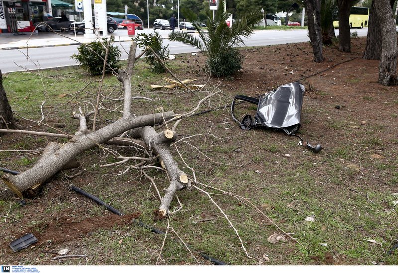 Τροχαίο σοκ για τον Ηλία Βρεττό -Σμπαράλια το αυτοκίνητο, με κατάγματα στο νοσοκομείο ο τραγουδιστής [εικόνες] | iefimerida.gr 13