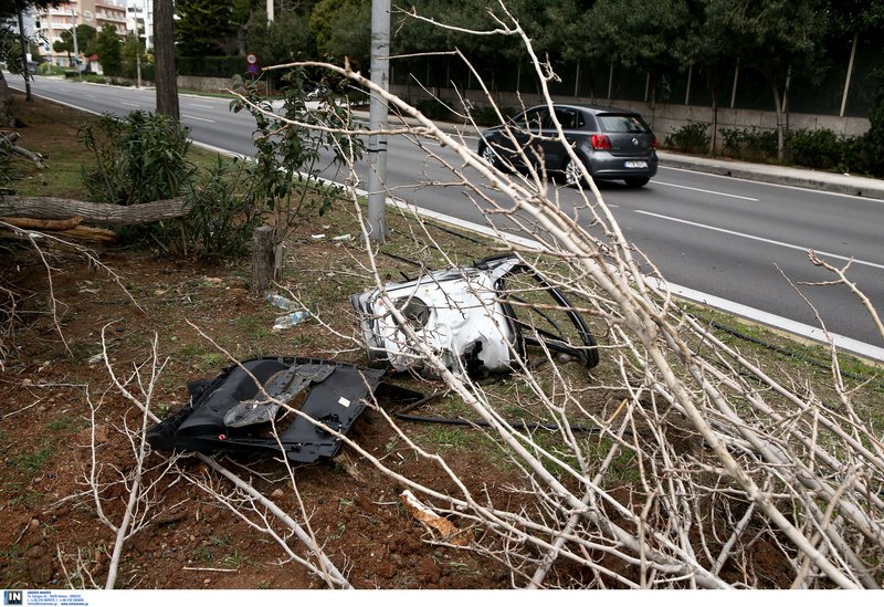 Τροχαίο σοκ για τον Ηλία Βρεττό -Σμπαράλια το αυτοκίνητο, με κατάγματα στο νοσοκομείο ο τραγουδιστής [εικόνες] | iefimerida.gr 10