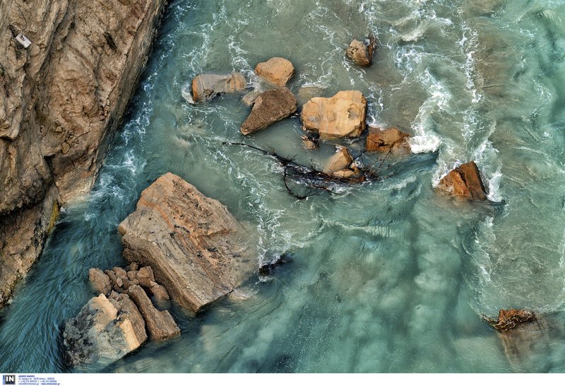 Απίστευτες εικόνες: Κλειστός ο Ισθμός λόγω κατολίσθησης [εικόνες & βίντεο] | iefimerida.gr 3