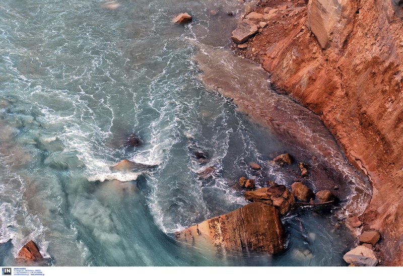 Απίστευτες εικόνες: Κλειστός ο Ισθμός λόγω κατολίσθησης [εικόνες & βίντεο] | iefimerida.gr 1
