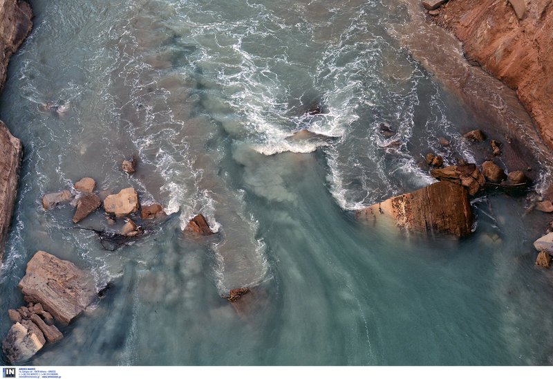 Απίστευτες εικόνες: Κλειστός ο Ισθμός λόγω κατολίσθησης [εικόνες & βίντεο] | iefimerida.gr 0