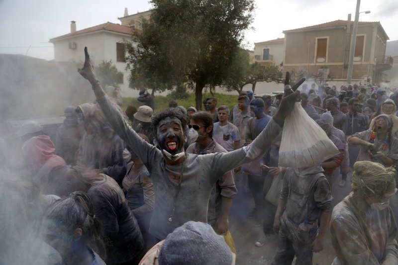 Σήμερα τα Αλευρωμουτζουρώματα στο Γαλαξίδι -Μέχρι αργά το βράδυ [εικόνες & βίντεο] | iefimerida.gr 3
