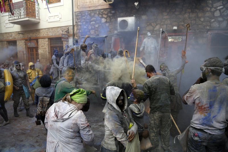 Σήμερα τα Αλευρωμουτζουρώματα στο Γαλαξίδι -Μέχρι αργά το βράδυ [εικόνες & βίντεο] | iefimerida.gr 5