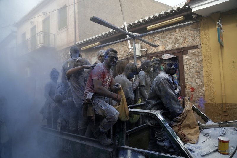 Σήμερα τα Αλευρωμουτζουρώματα στο Γαλαξίδι -Μέχρι αργά το βράδυ [εικόνες & βίντεο] | iefimerida.gr 4