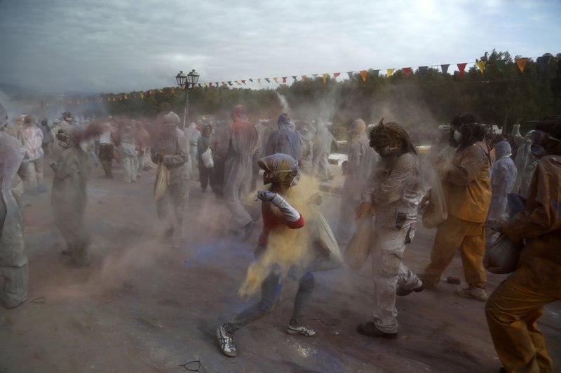 Σήμερα τα Αλευρωμουτζουρώματα στο Γαλαξίδι -Μέχρι αργά το βράδυ [εικόνες & βίντεο] | iefimerida.gr 6