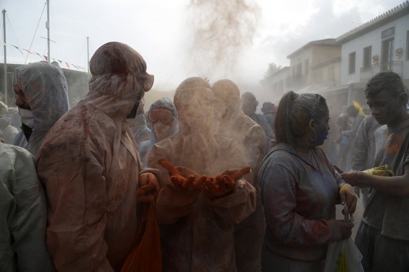 Σήμερα τα Αλευρωμουτζουρώματα στο Γαλαξίδι -Μέχρι αργά το βράδυ [εικόνες & βίντεο] | iefimerida.gr 2