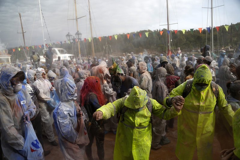 Σήμερα τα Αλευρωμουτζουρώματα στο Γαλαξίδι -Μέχρι αργά το βράδυ [εικόνες & βίντεο] | iefimerida.gr 1