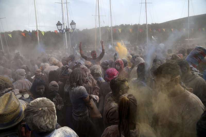 Σήμερα τα Αλευρωμουτζουρώματα στο Γαλαξίδι -Μέχρι αργά το βράδυ [εικόνες & βίντεο] | iefimerida.gr 0