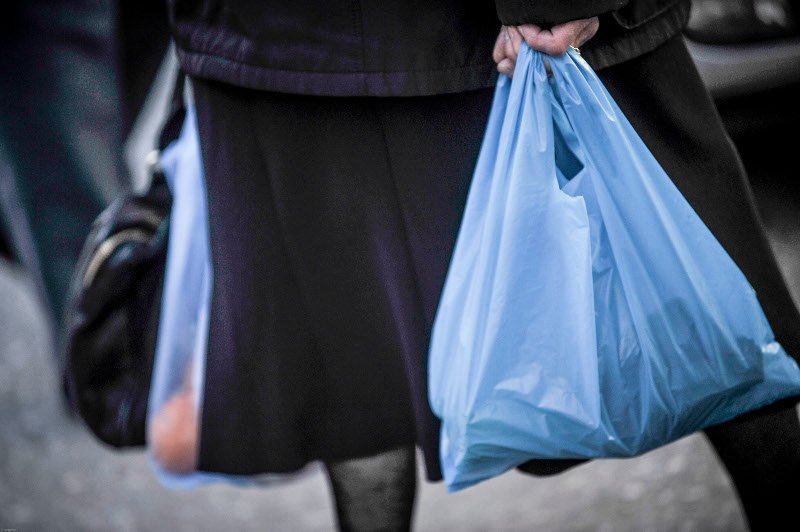 Οι Ελληνες έκοψαν την πλαστική σακούλα που χρεώνεται πλέον και παίρνουν τσάντες πολλαπλών χρήσεων | iefimerida.gr 0