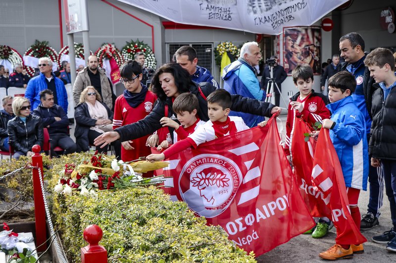 H οικογένεια του Ολυμπιακού στο μνημόσυνο για τη Θύρα 7 [εικόνες] | iefimerida.gr 10