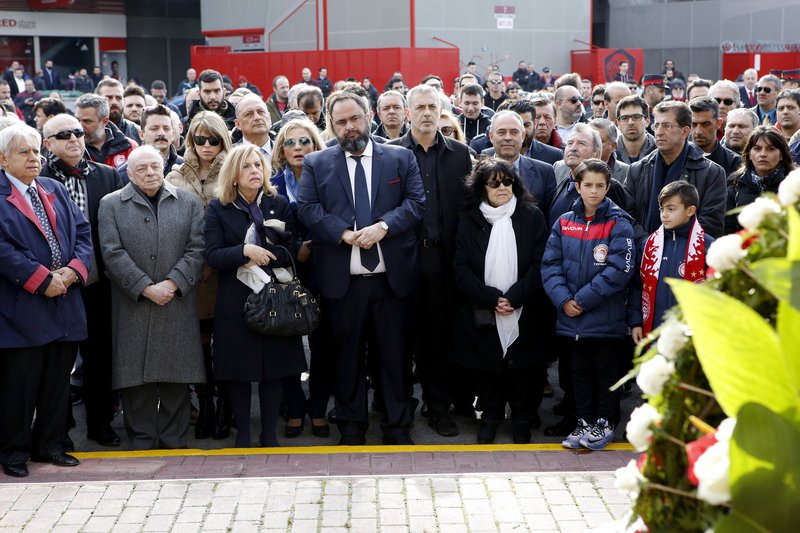 H οικογένεια του Ολυμπιακού στο μνημόσυνο για τη Θύρα 7 [εικόνες] | iefimerida.gr 6