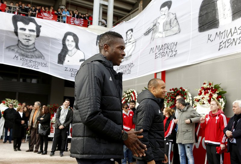 H οικογένεια του Ολυμπιακού στο μνημόσυνο για τη Θύρα 7 [εικόνες] | iefimerida.gr 2