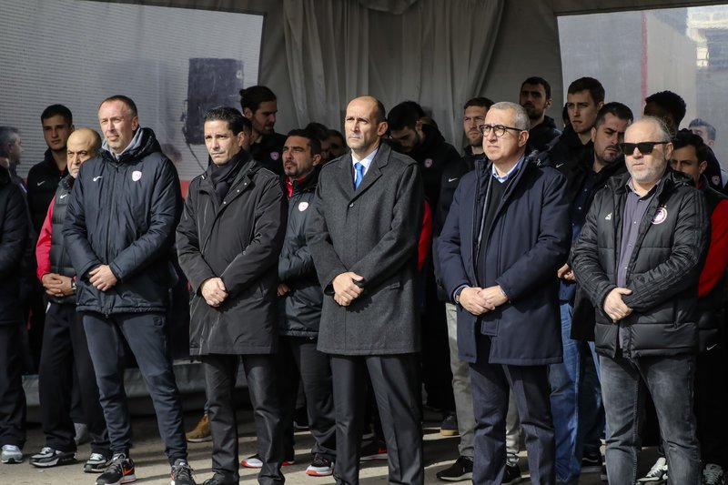 H οικογένεια του Ολυμπιακού στο μνημόσυνο για τη Θύρα 7 [εικόνες] | iefimerida.gr 1