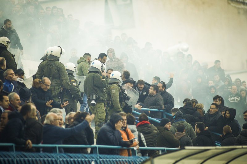 Αγριες σκηνές ξύλου στην Καλλιθέα στο παιχνίδι Εθνικός - Προοδευτική [εικόνες] | iefimerida.gr 5