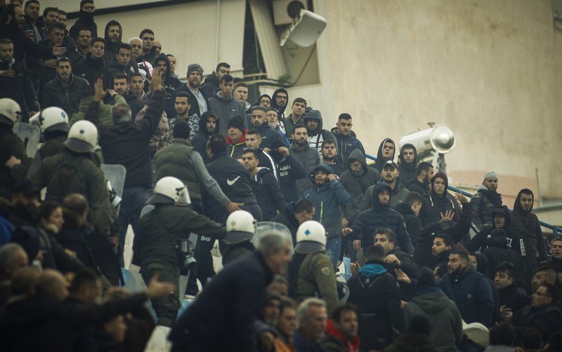 Αγριες σκηνές ξύλου στην Καλλιθέα στο παιχνίδι Εθνικός - Προοδευτική [εικόνες] | iefimerida.gr 2