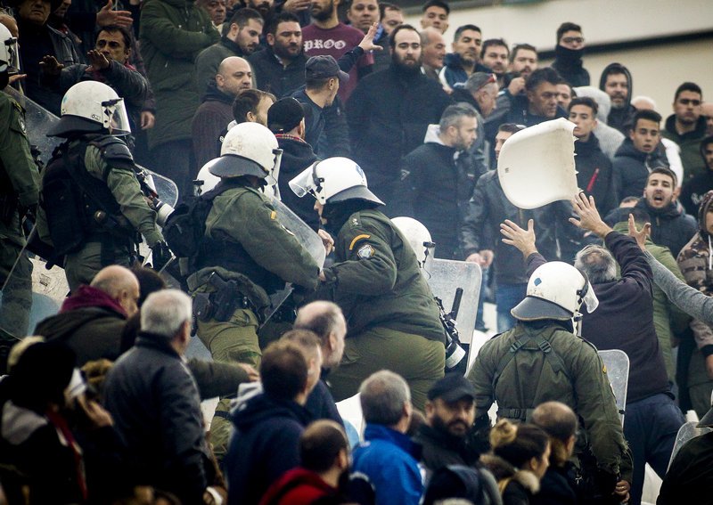 Αγριες σκηνές ξύλου στην Καλλιθέα στο παιχνίδι Εθνικός - Προοδευτική [εικόνες] | iefimerida.gr 1