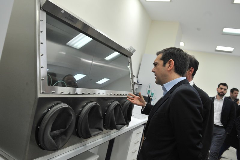 Τσίπρας στη φαρμακευτική «CBL»: Το τέλος της κρίσης περνά μέσα από την έρευνα [εικόνες] | iefimerida.gr 2