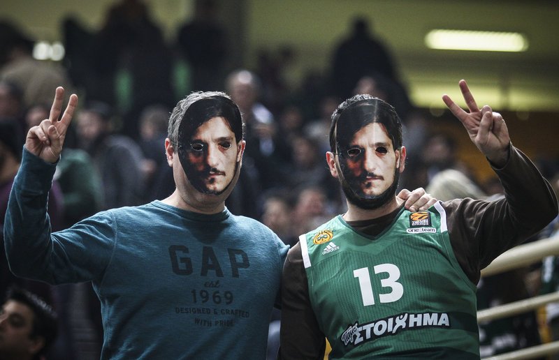 Παναθηναϊκός: Φίλοι του Παναθηναϊκού με μάσκα Γιαννακόπουλου στο ΟΑΚΑ [εικόνες] | iefimerida.gr 2