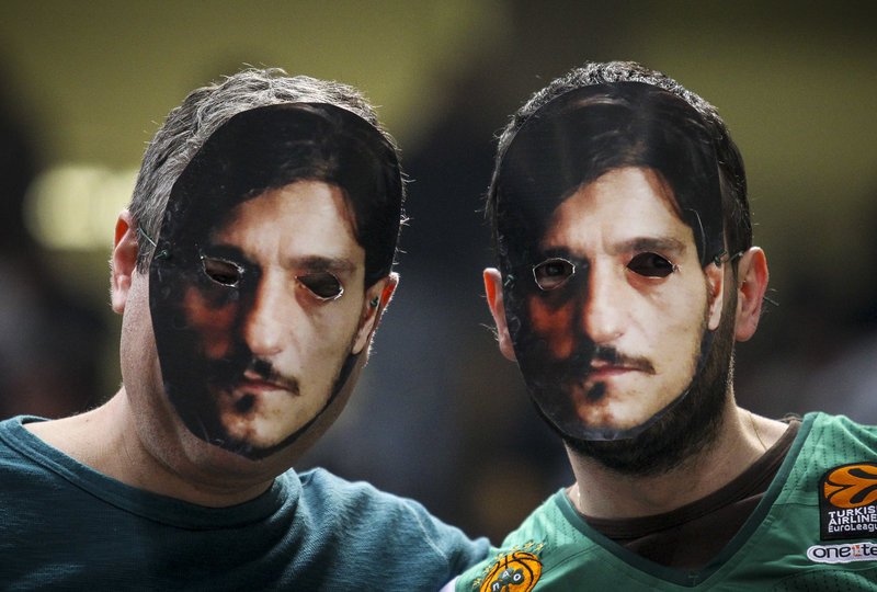 Παναθηναϊκός: Φίλοι του Παναθηναϊκού με μάσκα Γιαννακόπουλου στο ΟΑΚΑ [εικόνες] | iefimerida.gr 1