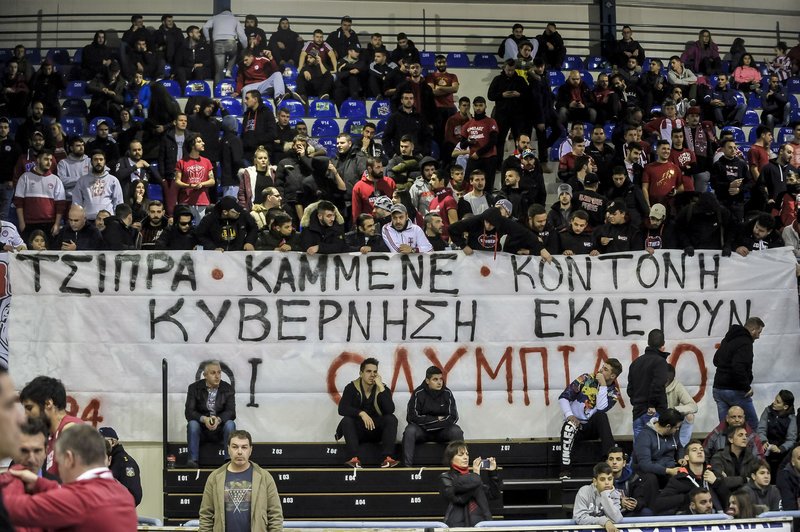 Πανό των οπαδών του Ολυμπιακού κατά της κυβέρνησης [εικόνες] | iefimerida.gr 1