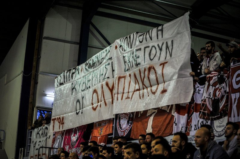 Πανό των οπαδών του Ολυμπιακού κατά της κυβέρνησης [εικόνες] | iefimerida.gr 0