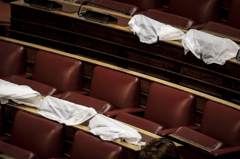 Εμπασε νερά από τη βροχή το ταβάνι της Βουλής -Σκέπασαν με νάιλον τους υπολογιστές [εικόνες] | iefimerida.gr 3