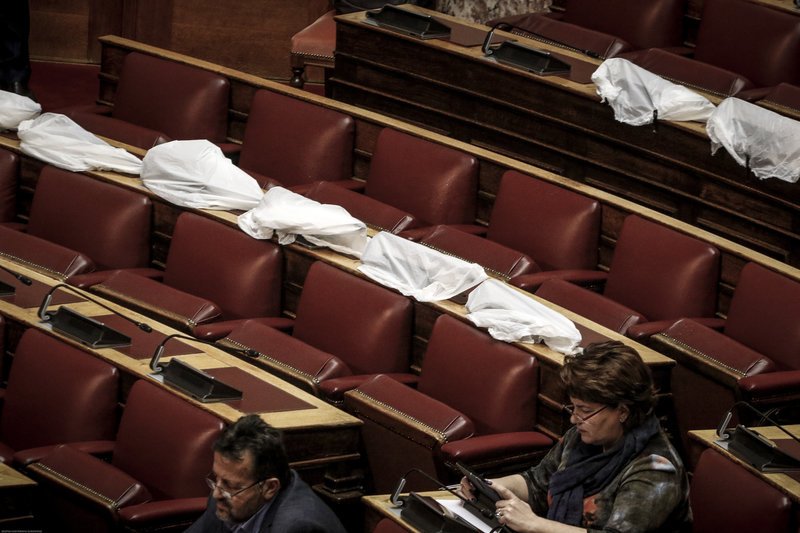 Εμπασε νερά από τη βροχή το ταβάνι της Βουλής -Σκέπασαν με νάιλον τους υπολογιστές [εικόνες] | iefimerida.gr 2