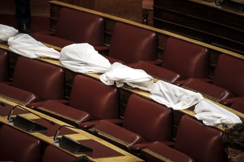 Εμπασε νερά από τη βροχή το ταβάνι της Βουλής -Σκέπασαν με νάιλον τους υπολογιστές [εικόνες] | iefimerida.gr 0