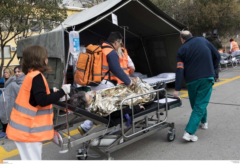 Ασκηση απεγκλωβισμού στο ΑΧΕΠΑ -Ρεαλιστική, με φορεία, οξυγόνα και τραυματίες [εικόνες & βίντεο] | iefimerida.gr 10